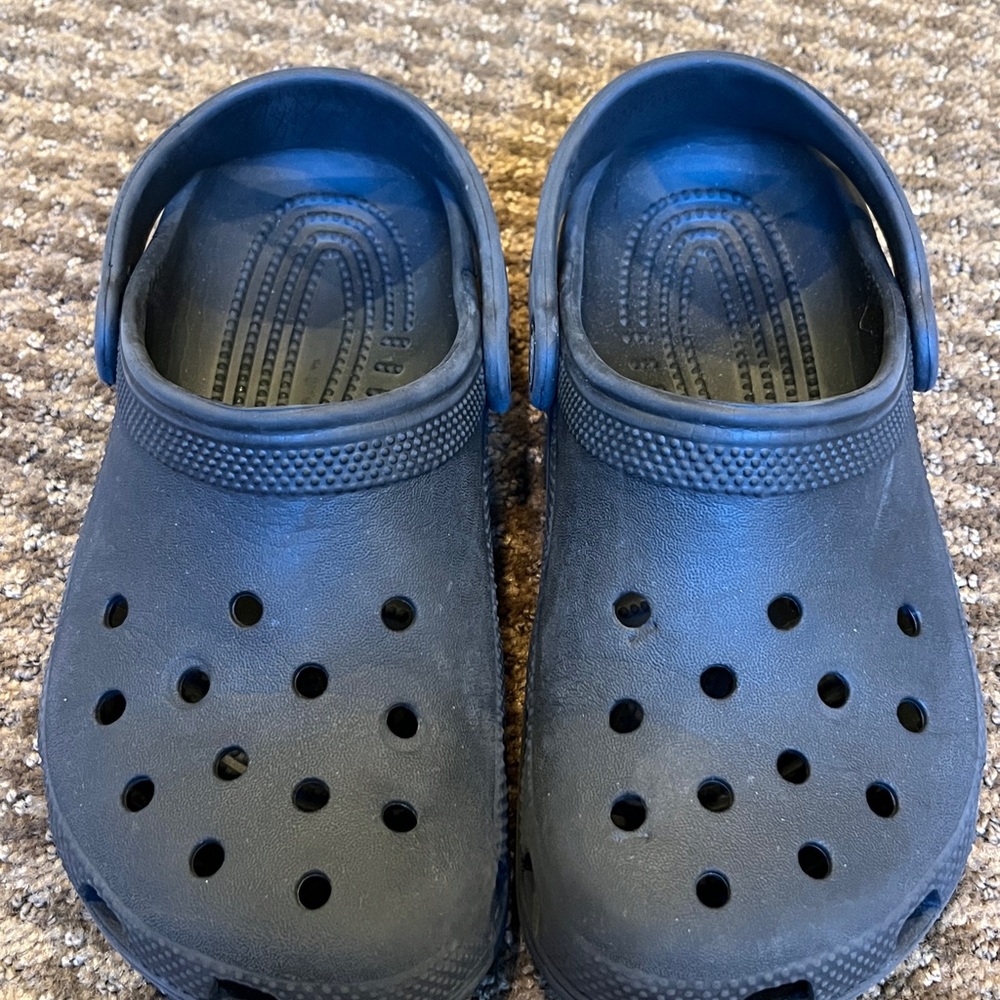 🖤Crocs classic clog. Lightweight. Water friendly. Kids size J 2. EUC!🖤